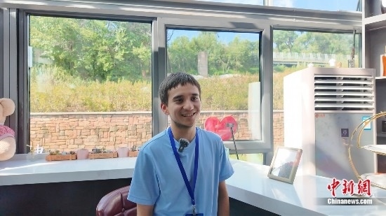 圖為外籍青年杜喬接受采訪(fǎng)。曹淼欣攝