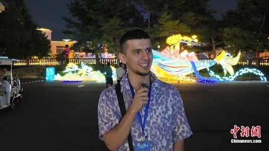 圖為外籍青年李浩然接受采訪(fǎng)。曹淼欣 攝