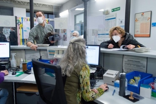 1月15日，人們在西班牙馬德里一家診所內(nèi)就診。新華社發(fā)（古斯塔沃·巴連特攝）