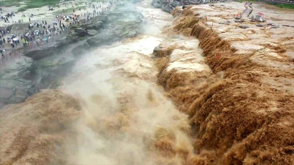 黃河壺口瀑布水量大增，出現(xiàn)壯美黃色瀑布群景觀。新華社發(fā) 呂桂明 攝
