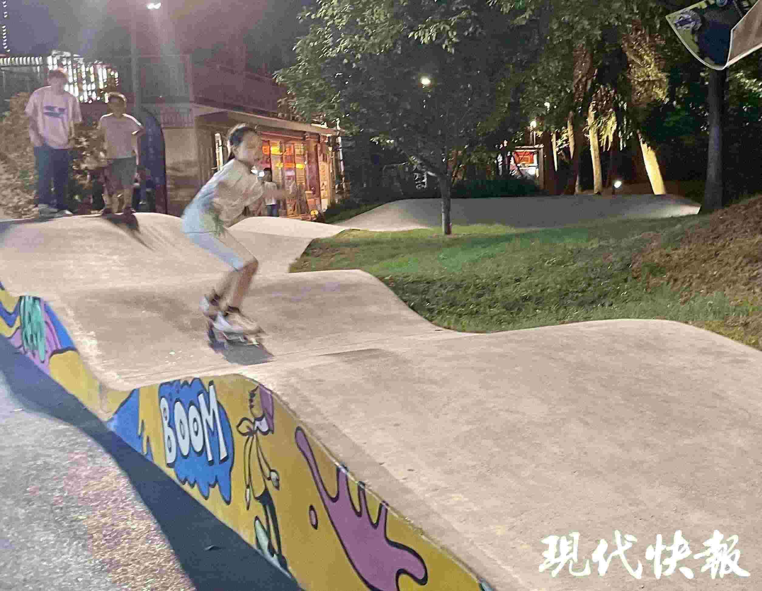 南京西城·夜未央的滑板場(chǎng)地上，一群青少年正在玩滑板