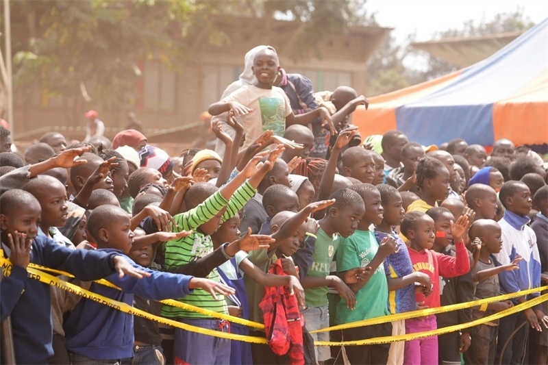 孩子們觀看達(dá)人秀。主辦方供圖