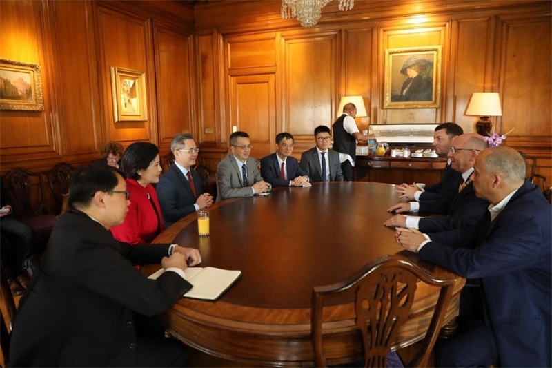 愛丁堡市政廳會(huì)見現(xiàn)場(chǎng)。中國(guó)駐英國(guó)使館供圖