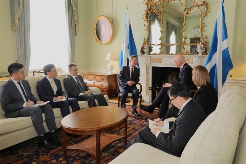 中國(guó)駐英國(guó)大使鄭澤光在愛丁堡會(huì)見蘇格蘭首席部長(zhǎng)斯溫尼。中國(guó)駐英國(guó)使館供圖