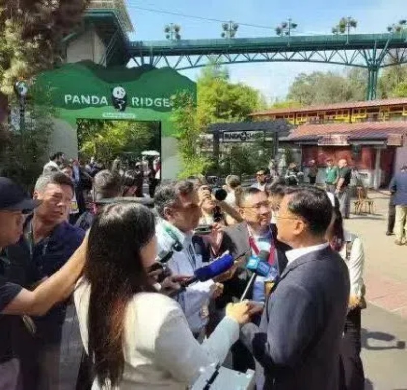 謝鋒大使現(xiàn)場接受記者采訪。中國駐美大使館供圖