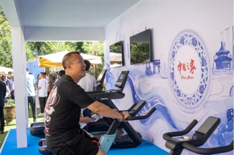 參觀者在智慧體育公園體驗(yàn)動(dòng)感單車。巴黎