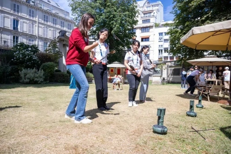 中外友人體驗(yàn)投壺游戲。巴黎