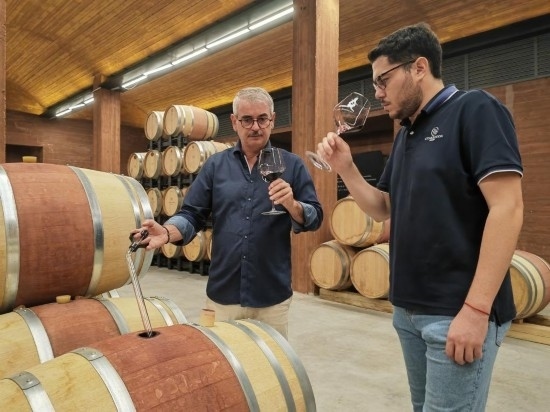  8月7日，尼古拉·格里馬（左）與同事在酒窖中。新華社記者 劉海 攝