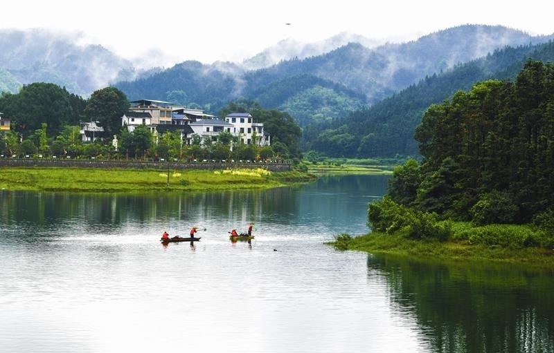 2024年6月5日，志愿者在湖南常寧市洋泉水庫清理水面漂浮物。