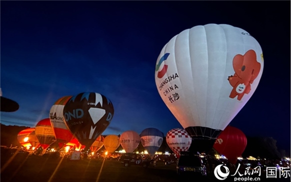 來(lái)自中國(guó)長(zhǎng)沙的定制熱氣球亮相布里斯托國(guó)際氣球節(jié)。人民網(wǎng)記者 余穎攝