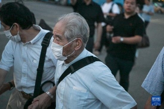 8月12日晚，侵華日軍第七三一部隊（簡稱“731部隊”）“少年隊”原隊員清水英男，乘機抵達哈爾濱。新華社記者 王松 攝