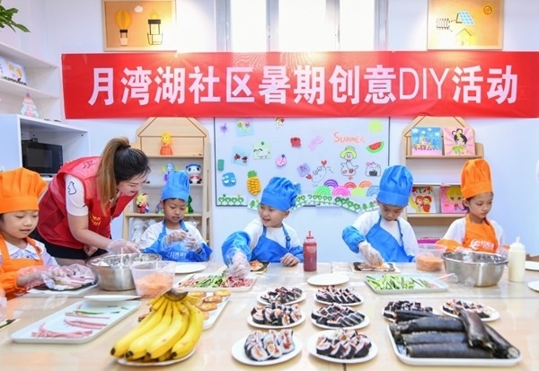 漯河市月灣湖社區(qū)青少年活動(dòng)室里，志愿者教孩子們做手工。 齊國(guó)霞攝