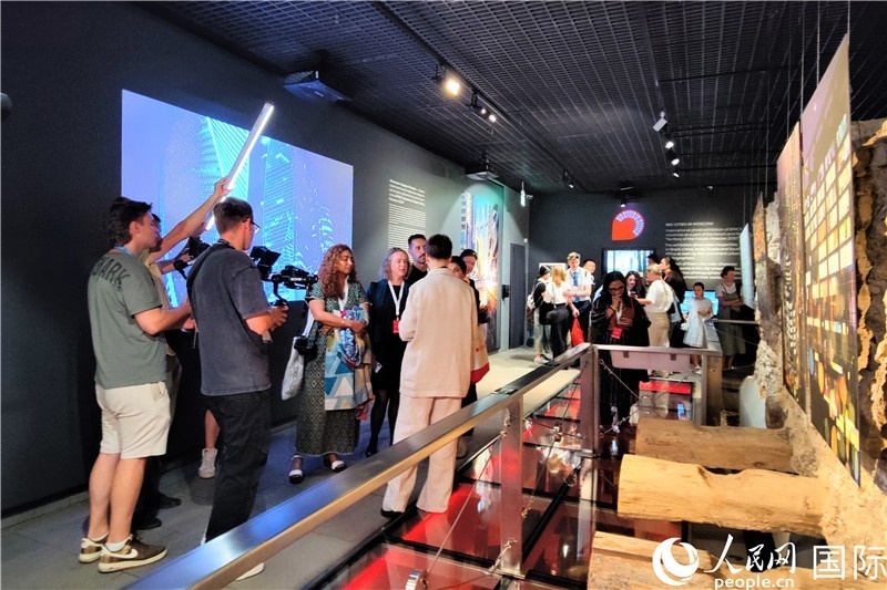 金磚國家城市主題攝影展現(xiàn)場(chǎng)。人民網(wǎng)記者 于宏建攝