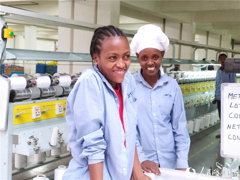 無錫金茂埃塞面料廠車間的當?shù)嘏ぁＨ嗣窬W(wǎng)記者黃培昭攝