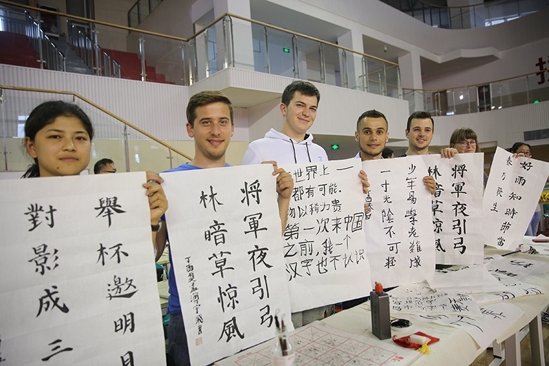 2017年6月5日，來自青島大學(xué)和中國石油大學(xué)（華東）的外國留學(xué)生在展示現(xiàn)場完成的書法作品。