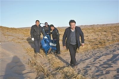 徐先英（右一）帶隊在沙漠腹地試驗新型手扶式小沙障機。受訪者供圖