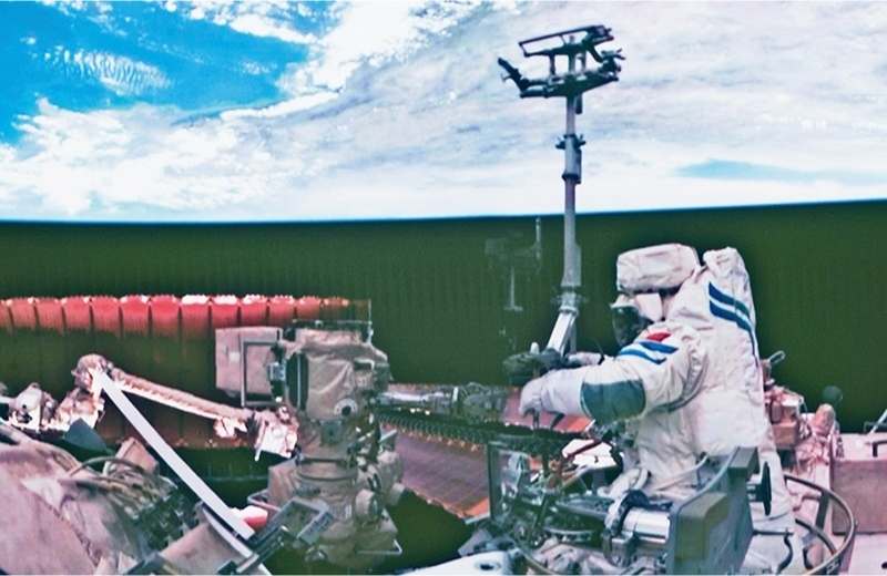 黨的十八大以來(lái)，我國(guó)科技事業(yè)取得歷史性成就、發(fā)生歷史性變革，科技自立自強(qiáng)成果持續(xù)涌現(xiàn)。圖為2024年7月3日在北京航天飛行控制中心拍攝的神舟十八號(hào)航天員李聰在空間站組合體艙外作業(yè)的畫(huà)面。 新華社記者 郭中正/攝