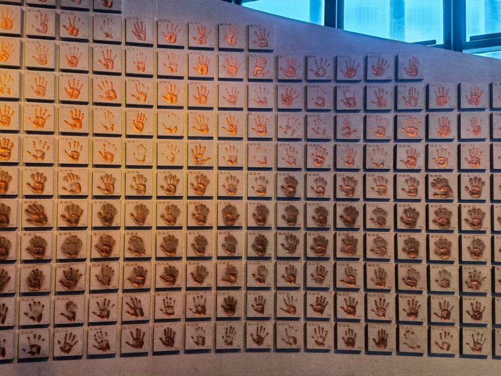 圖為侵華日軍南京大屠殺遇難同胞紀(jì)念館“三個(gè)必勝”展廳排列的648個(gè)鮮紅的手?。ň植浚?。新華社記者 邱冰清 攝