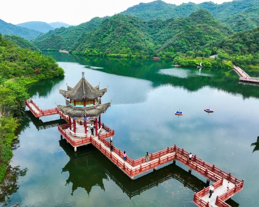 2024年8月11日，游客在湖南省雙牌縣陽明山國家森林公園萬和湖休閑游玩。新華社發(fā)（周秀魚春攝）