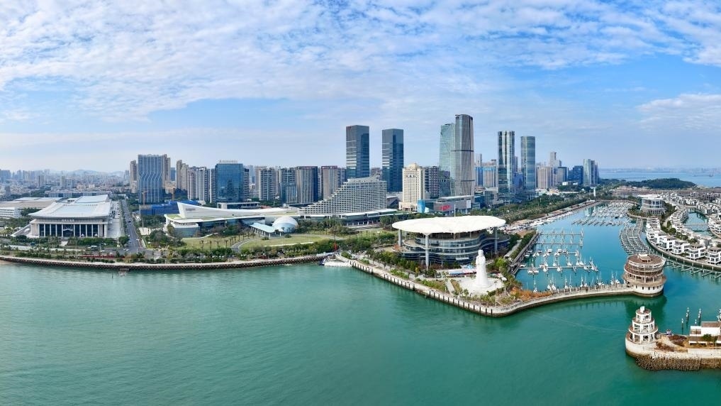 2024年1月24日拍攝的廈門國際會議中心、環(huán)島路一帶濱海城市景觀。新華社記者姜克紅攝