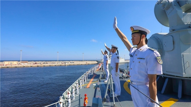 海軍官兵揮手向歡迎的人群致意 護(hù)航編隊(duì)供圖