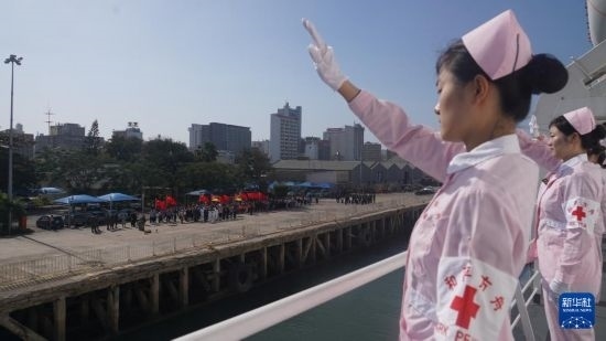 當(dāng)?shù)貢r(shí)間8月16日上午10時(shí)許，執(zhí)行“和諧使命-2024”任務(wù)的中國海軍“和平方舟”號醫(yī)院船圓滿結(jié)束對莫桑比克的訪問，駛離馬普托港，前往本次任務(wù)第五站南非。新華社發(fā)（曹春耀 攝）