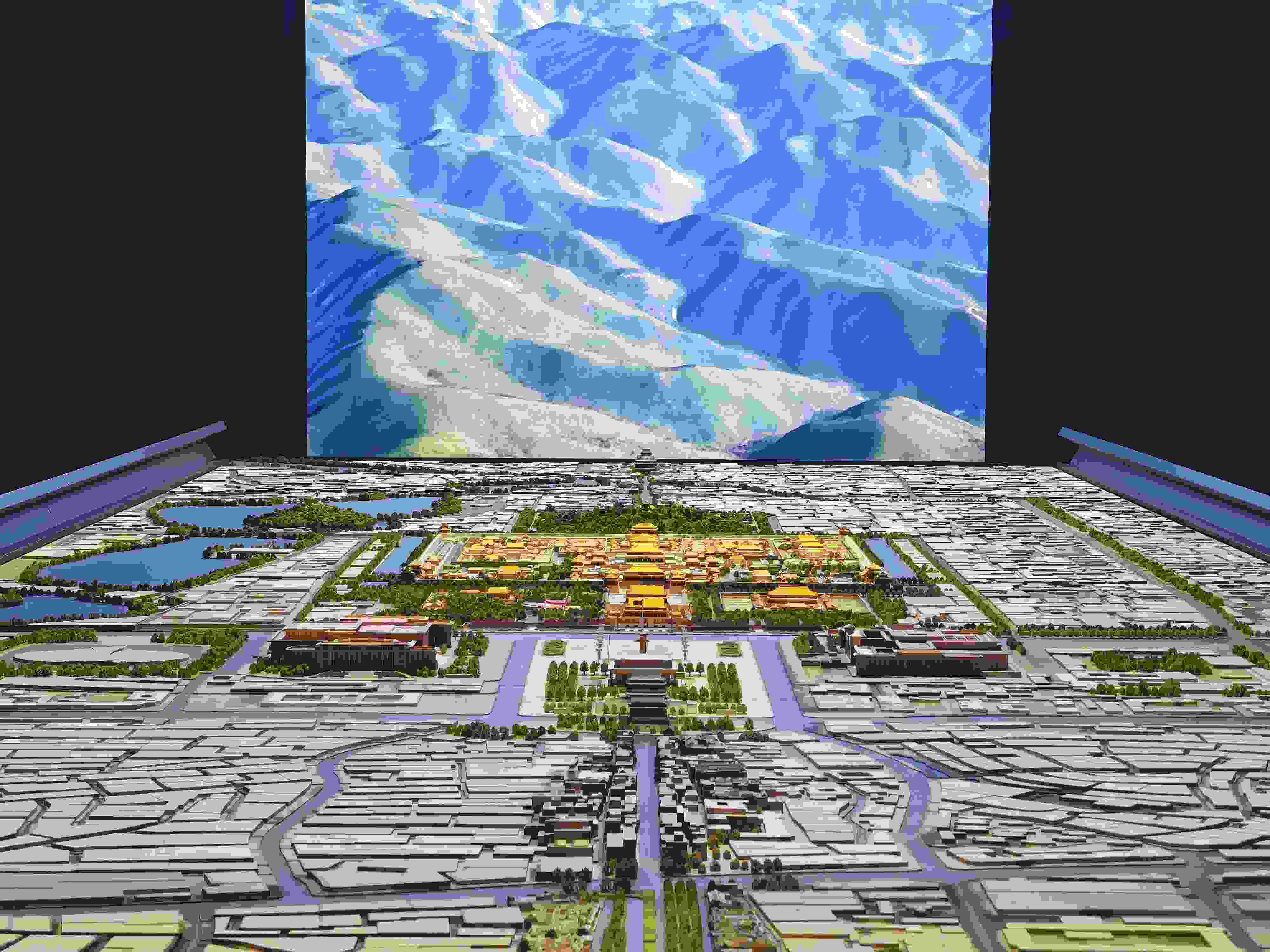 2023年3月，北京首都博物館精心制作的16米長中軸線沙盤，配以立體投影技術(shù)，展現(xiàn)了北京中軸線之壯美。