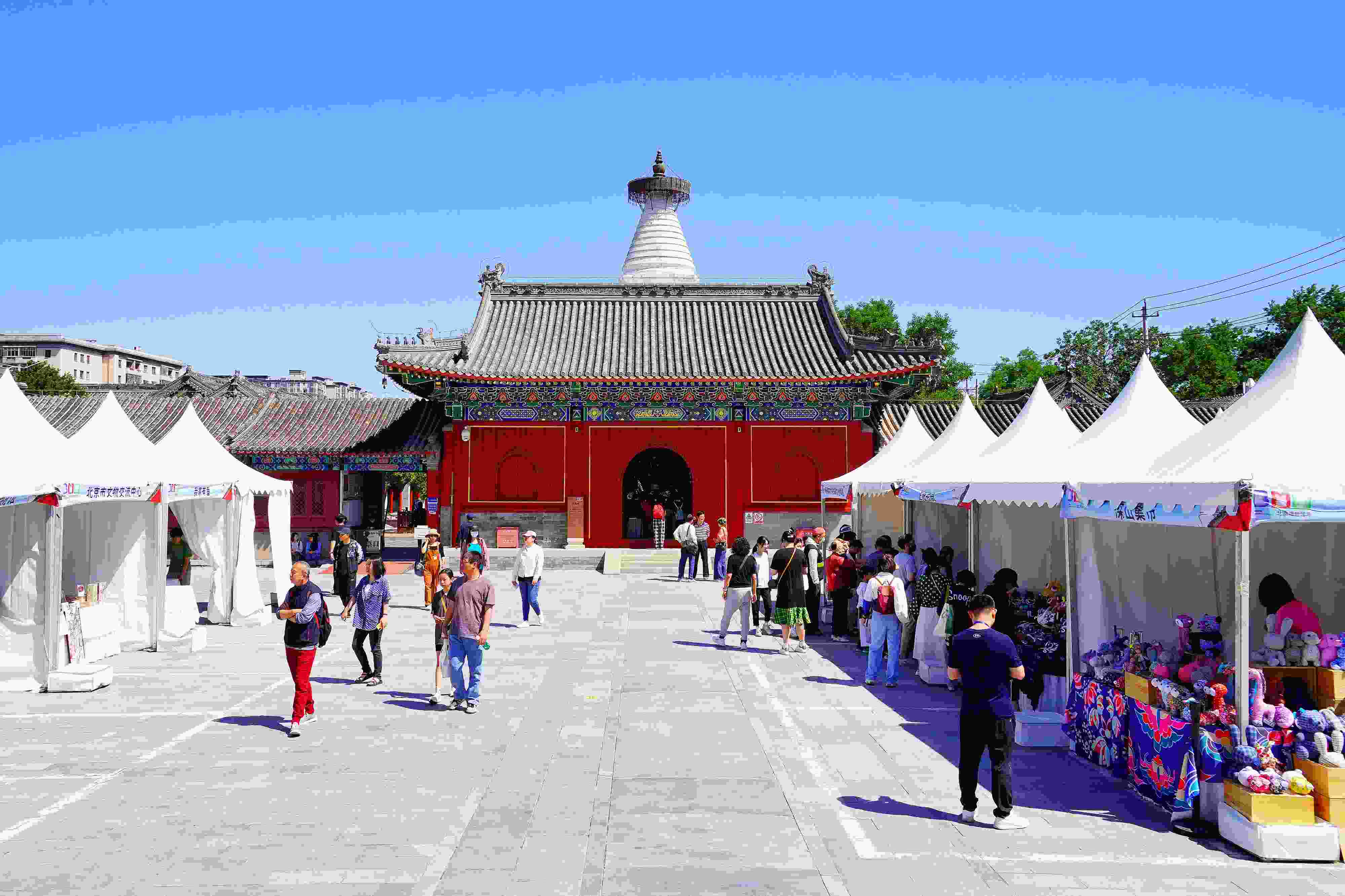 2024年5月，“北京白塔文化市集”在已有700余年歷史的妙應(yīng)寺白塔下舉行。