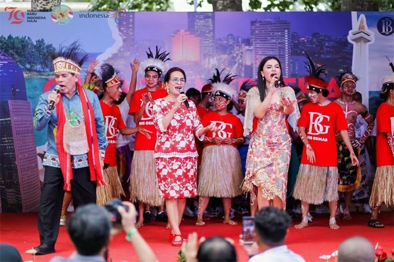 大使夫婦與演員一起共唱《明天會(huì)更好》。