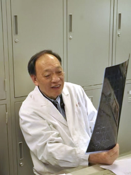 復(fù)旦大學(xué)附屬華山醫(yī)院感染科終身教授翁心華在工作（資料照片）。 新華社發(fā)