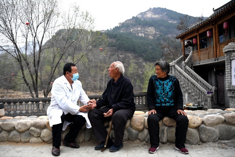 2020年4月15日，在河北阜平縣龍泉關(guān)鎮(zhèn)駱駝灣村，村醫(yī)霍建國為村民把脈。