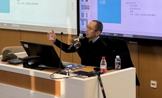 從去年秋天起，還在治療中的朱銳就堅(jiān)持給本科生開(kāi)課。（受訪者供圖）