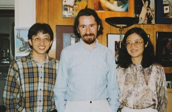 1992年，朱銳（左）赴美國(guó)杜蘭大學(xué)攻讀心靈哲學(xué)與認(rèn)知科學(xué)，師從心靈哲學(xué)和認(rèn)知科學(xué)家Radu Bogdan（中），右為朱銳師姐、北師大教授田平。