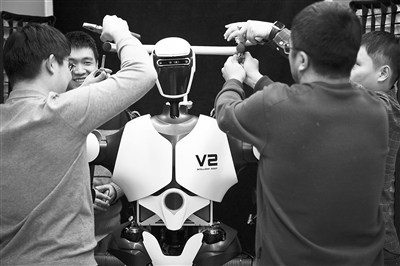 科研人員在調(diào)試機(jī)器人。新華社記者 金立旺攝