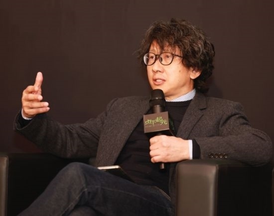 在學(xué)術(shù)論壇上發(fā)言的朱銳。（受訪者供圖）