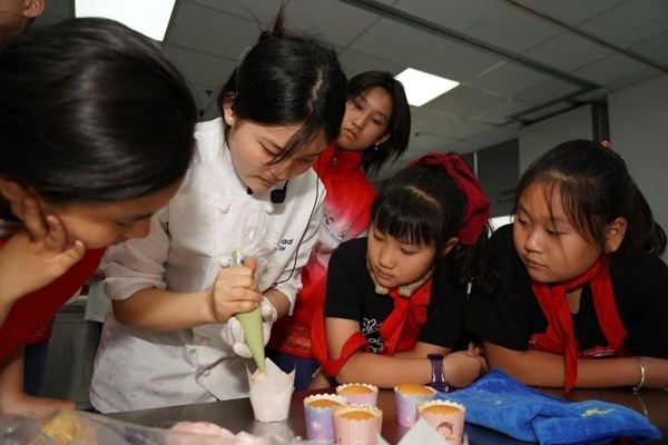 一日營(yíng)首發(fā)團(tuán)探訪技能大師工作室并現(xiàn)場(chǎng)開展實(shí)踐體驗(yàn)活動(dòng)。徐匯區(qū)總工會(huì)供圖