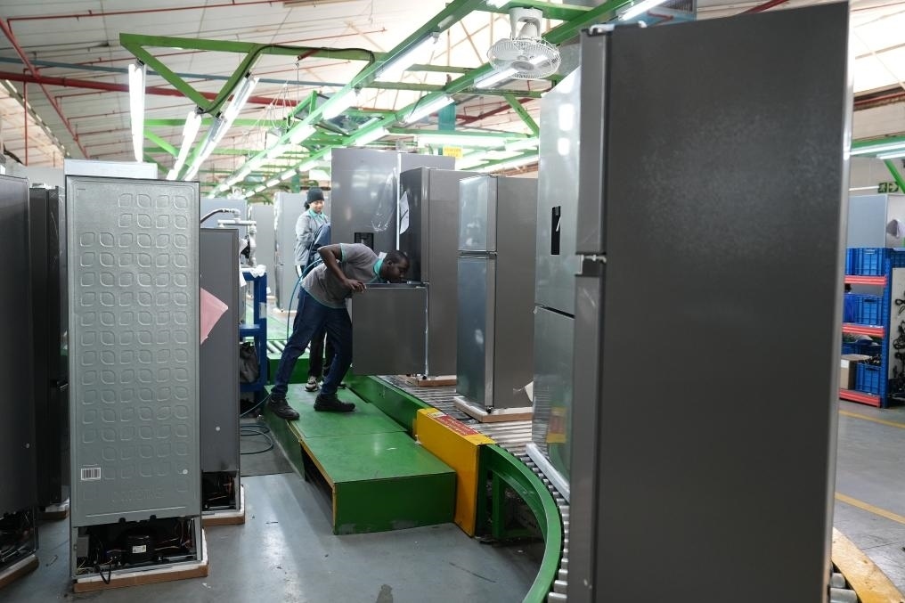 8月14日，在南非開普敦，當?shù)貑T工在海信南非工業(yè)園的冰箱生產(chǎn)線上工作。新華社記者王雷攝