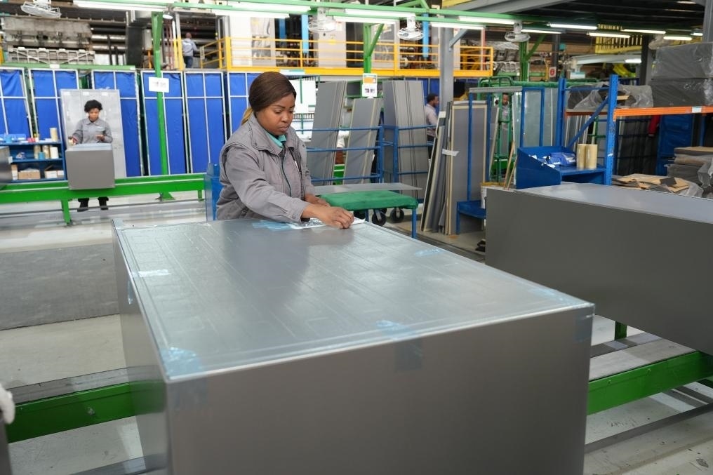 8月14日，在南非開普敦，當?shù)貑T工在海信南非工業(yè)園的冰箱生產(chǎn)線上工作。新華社記者王雷攝