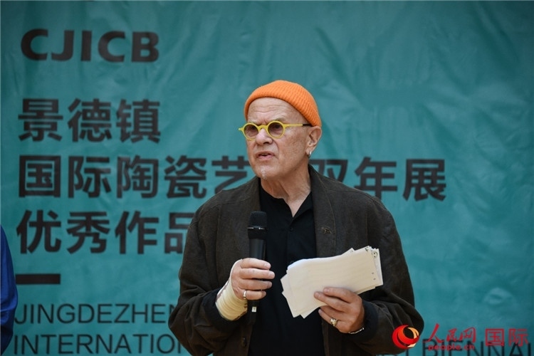 瑞典藝術(shù)家托比恩·卡爾斯博致辭。人民網(wǎng)記者 殷淼攝