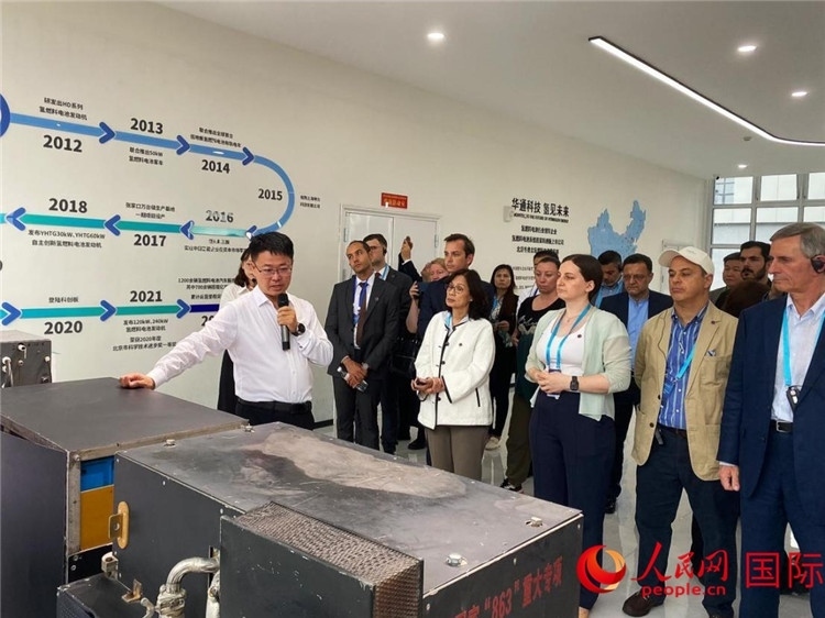 于民向駐華外交官和國(guó)際組織駐華代表介紹企業(yè)發(fā)展情況。人民網(wǎng) 宋歌攝