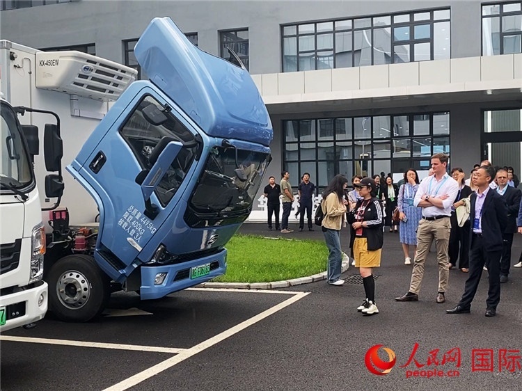 于民向駐華外交官和國(guó)際組織駐華代表介紹燃料電池車(chē)型。人民網(wǎng)記者 于洋攝