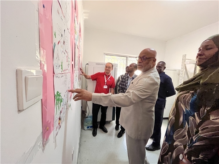 坦桑尼亞桑給巴爾衛(wèi)生部部長馬茲伊參觀科普室。專家組供圖