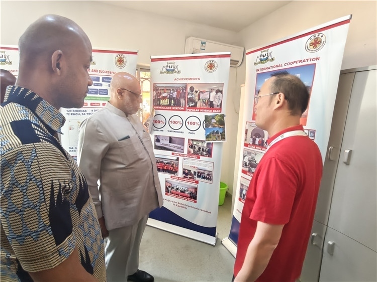 中方專家組組長黃玉政介紹項目進展。專家組供圖