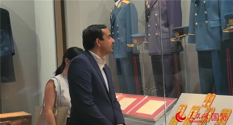 毛里求斯民議會議長阿德里安·夏爾·杜瓦爾參觀中國共產(chǎn)黨歷史展覽館。人民網(wǎng) 鐘文興攝