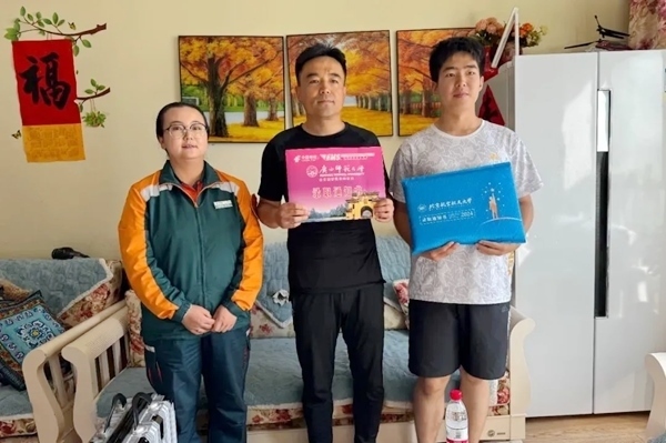 劉傲寒父子收到錄取通知書(shū)。北航供圖