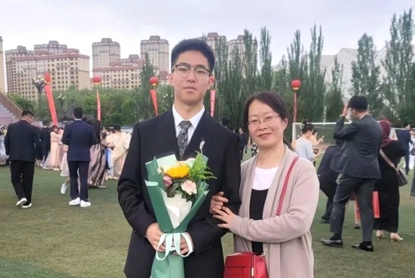 劉傲寒和媽媽合影。北航供圖