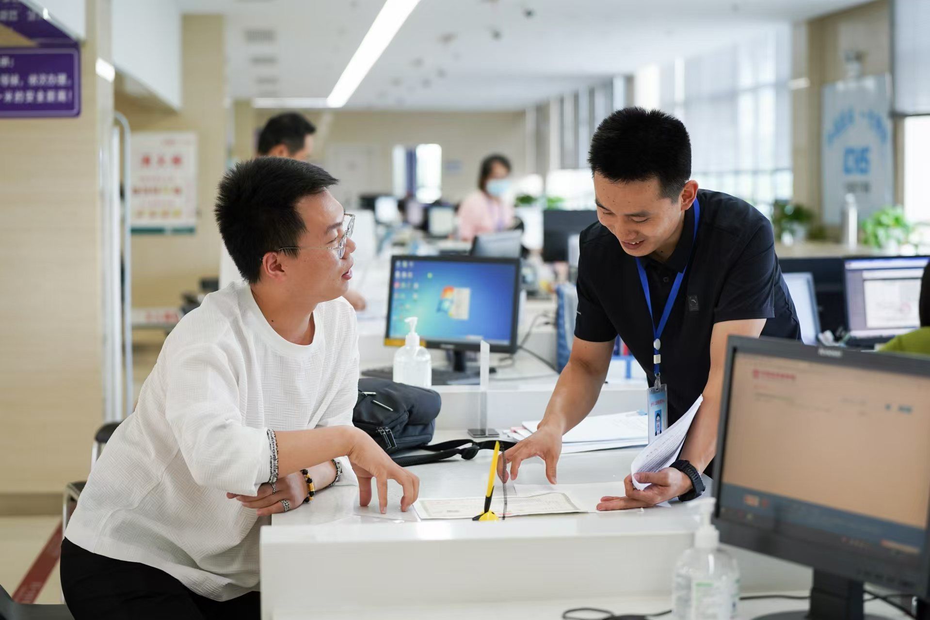 安徽省池州市市民在市政務(wù)服務(wù)大廳辦理業(yè)務(wù)。人民網(wǎng)記者 王銳攝