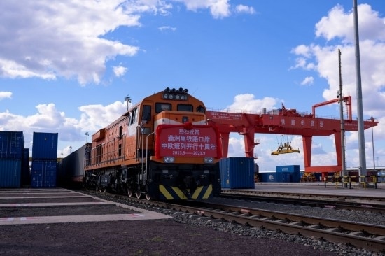 2023年9月20日，一列中歐班列行駛在內(nèi)蒙古滿(mǎn)洲里站貨運(yùn)車(chē)間集裝箱場(chǎng)。作為我國(guó)向北開(kāi)放的“橋頭堡”、中歐班列“東通道”的重要口岸，滿(mǎn)洲里鐵路口岸不斷加大中歐班列通道能力建設(shè)，進(jìn)一步提升運(yùn)輸效率和品質(zhì)