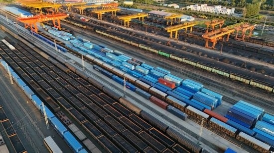 這是2024年8月14日在黑龍江綏芬河鐵路口岸集裝箱換裝場(chǎng)拍攝的集裝箱換裝作業(yè)現(xiàn)場(chǎng)（無(wú)人機(jī)照片）。今年前七個(gè)月，綏芬河鐵路口岸開(kāi)行中歐班列573列，運(yùn)量達(dá)55246標(biāo)箱，同比分別增長(zhǎng)23%和18%，班列數(shù)量持續(xù)保持高位運(yùn)行。