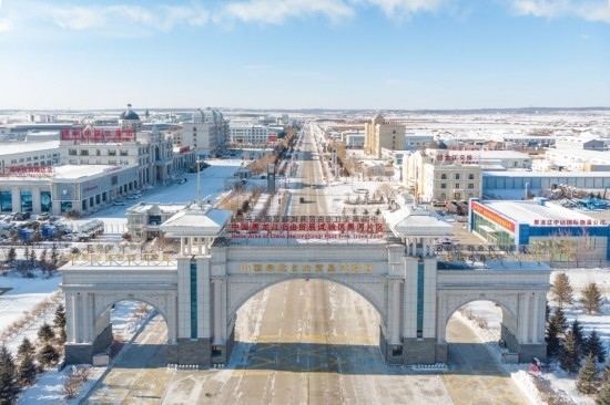 這是2024年1月31日拍攝的中國(guó)（黑龍江）自由貿(mào)易試驗(yàn)區(qū)黑河片區(qū)（無(wú)人機(jī)照片）。五年來(lái)，中國(guó)（黑龍江）自由貿(mào)易試驗(yàn)區(qū)將“試驗(yàn)田”種成“高產(chǎn)田”，以全省萬(wàn)分之三的面積，貢獻(xiàn)了全省約五分之一的實(shí)際使用外資和七分之一的外貿(mào)進(jìn)出口，在對(duì)外合作、降低物流成本、培育特色產(chǎn)業(yè)和新業(yè)態(tài)新模式等方面深入探索，成功產(chǎn)出超過(guò)300項(xiàng)制度創(chuàng)新成果。